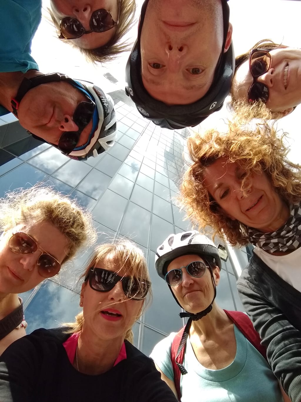 Selfie di gruppo di viaggiatori durante un tour in bici a Vienna