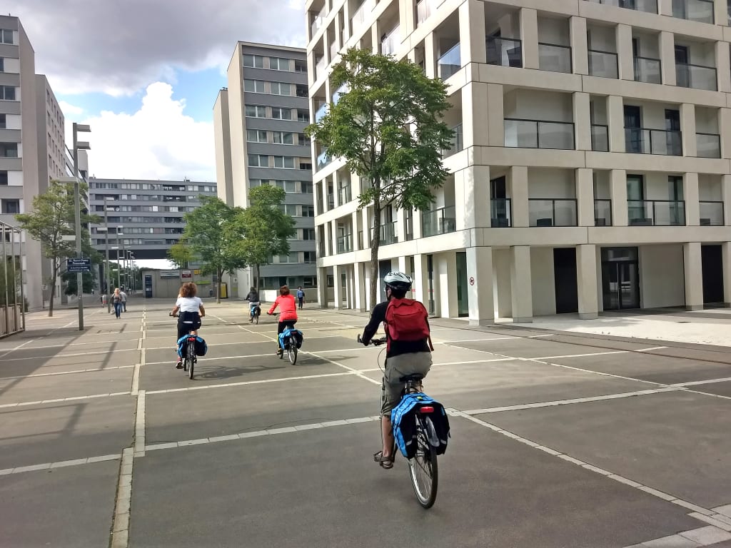 Ciclista in centro a Vienna lungo pista ciclabile urbana