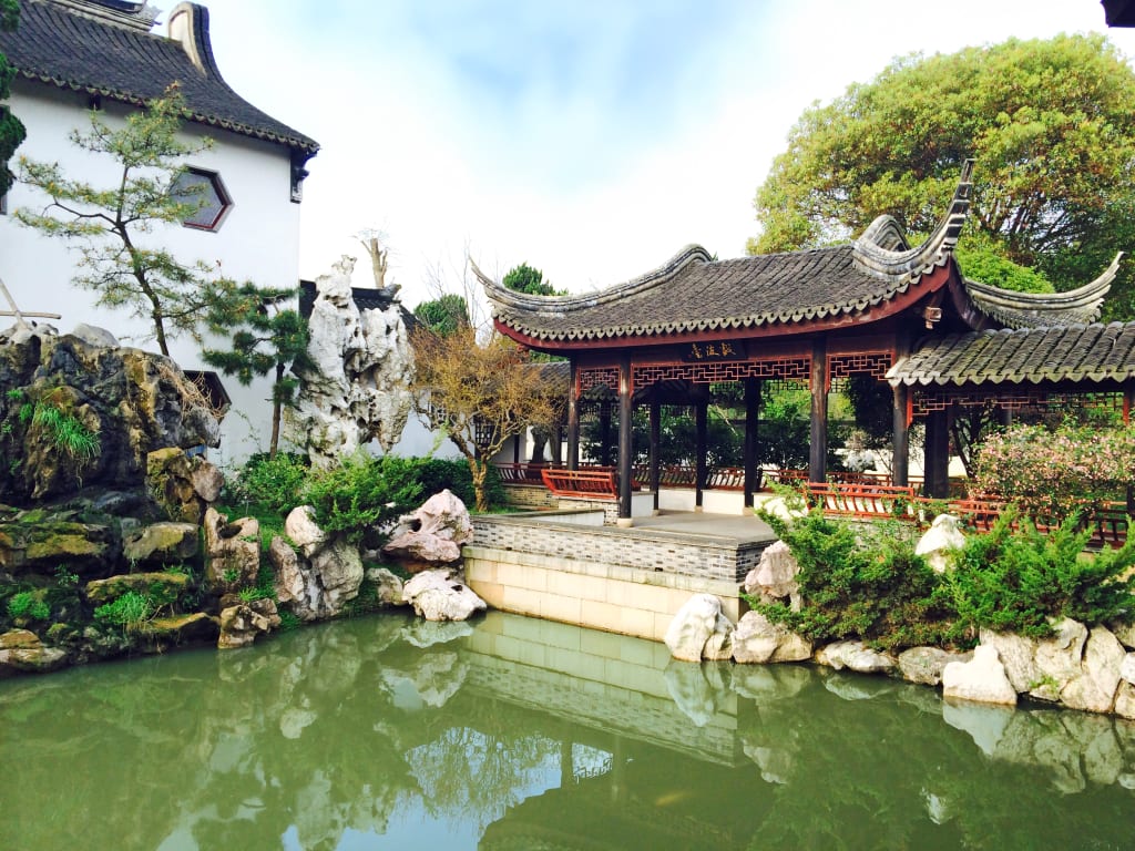 Padiglione e laghetto con carpe nel Giardino Yuyuan di Shanghai, esempio di architettura classica cinese