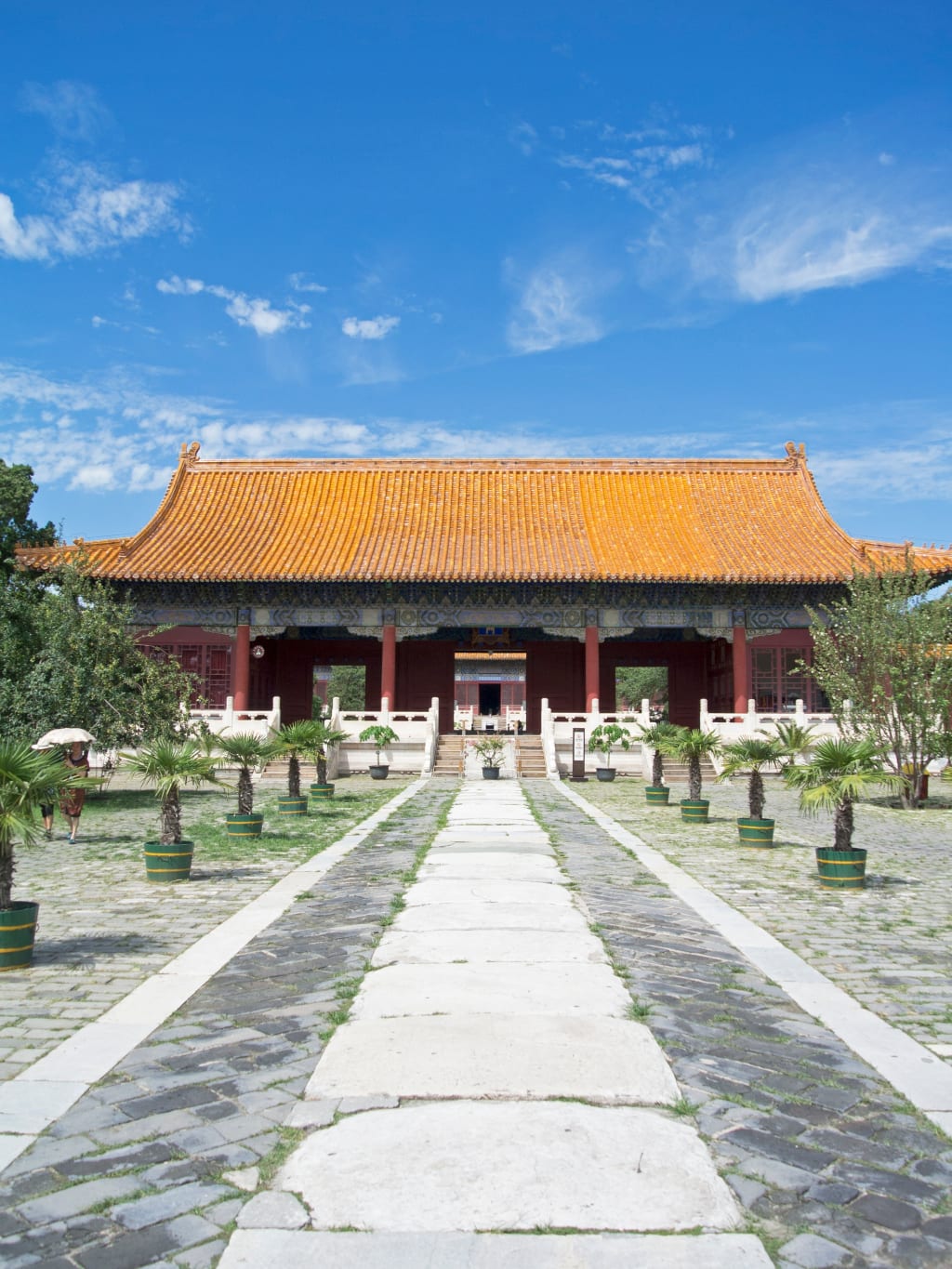 Ingresso alle Tombe della Dinastia Ming, con sentiero centrale e giardino curato.