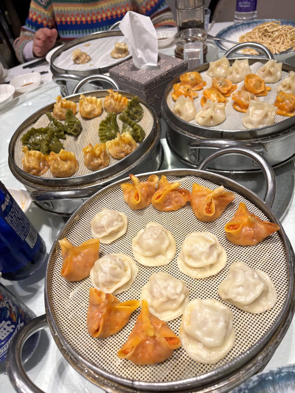 Dim sum e ravioli cinesi al vapore in ristorante locale, cucina tradizionale cinese