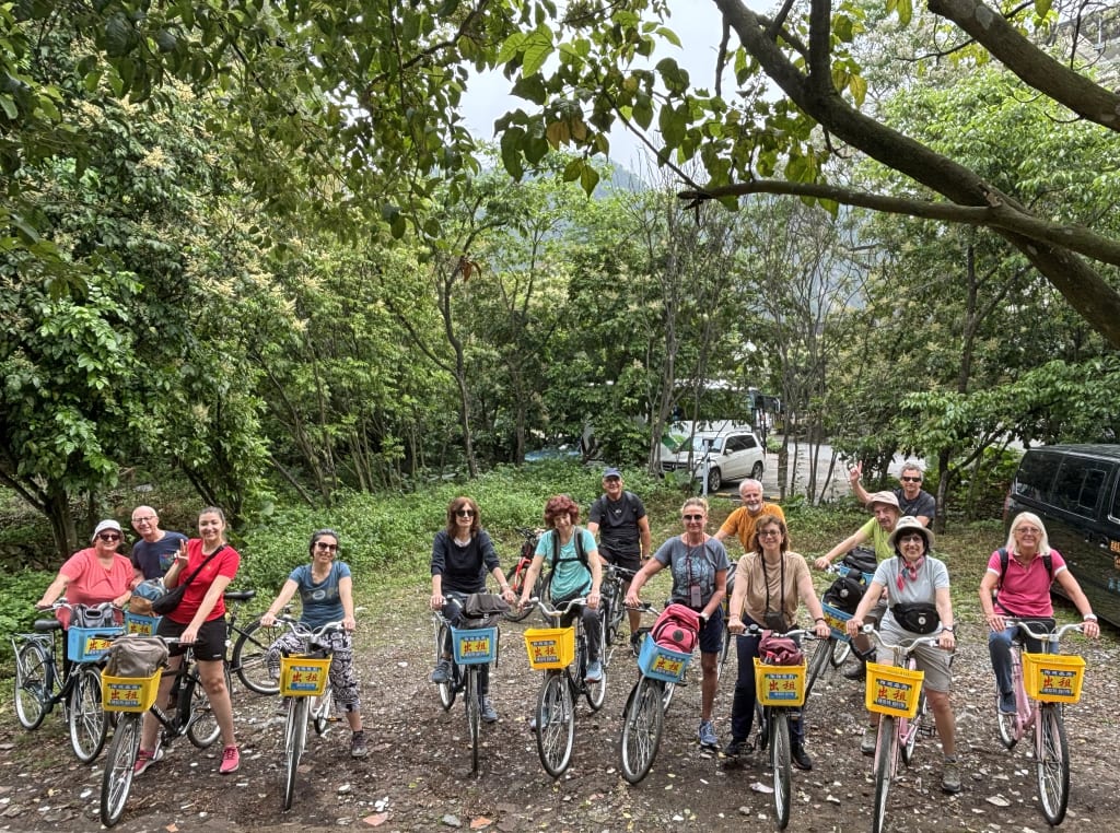 Gruppo in bicicletta nella campagna di Yangshuo, Guilin viaggio attivo tra natura e villaggi