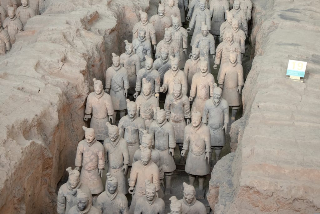 Statue dei guerrieri di terracotta nel sito archeologico di Xi’an, Cina.