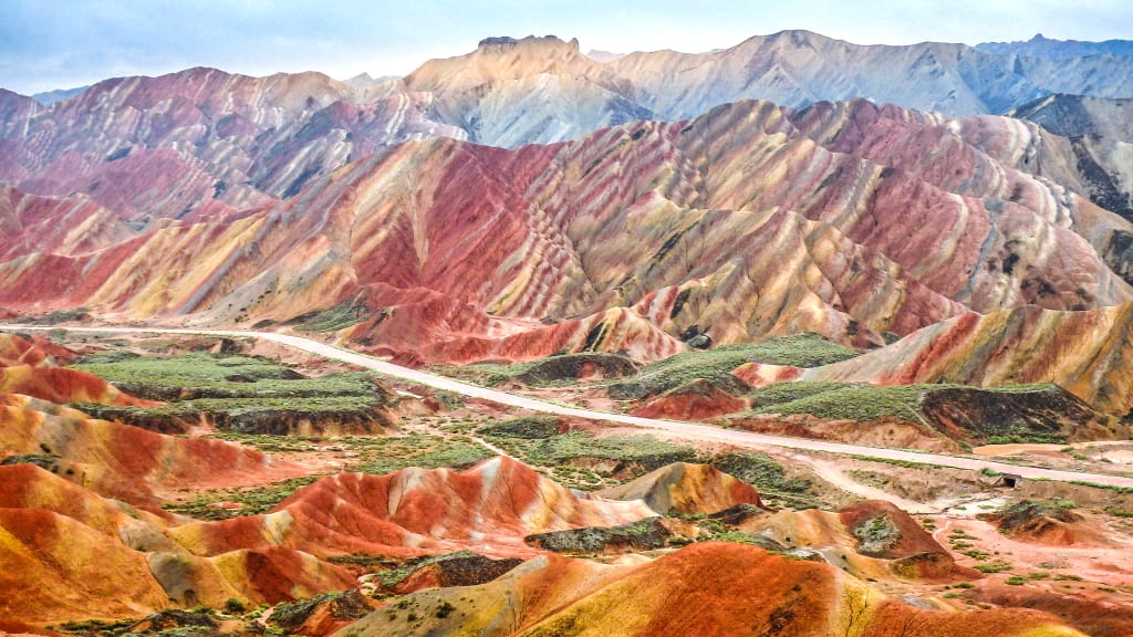 Le Montagne Arcobaleno di Zhangye Danxia, Cina, con formazioni geologiche colorate.