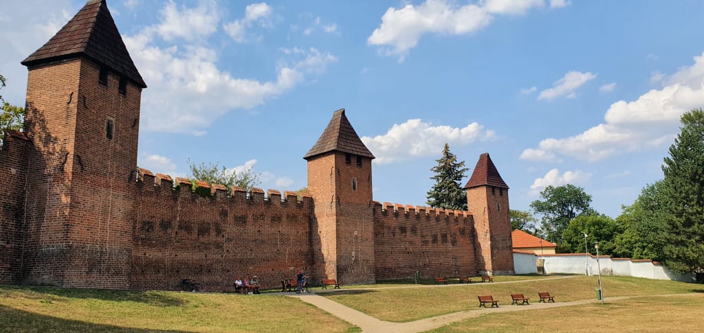 Veduta delle mura storiche del castello di Karlštejn, Repubblica Ceca