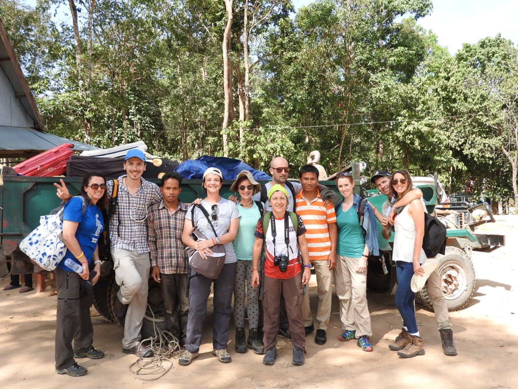 Foto di gruppo con guida locale e tuk-tuk all’ingresso del Parco di Angkor, Cambogia