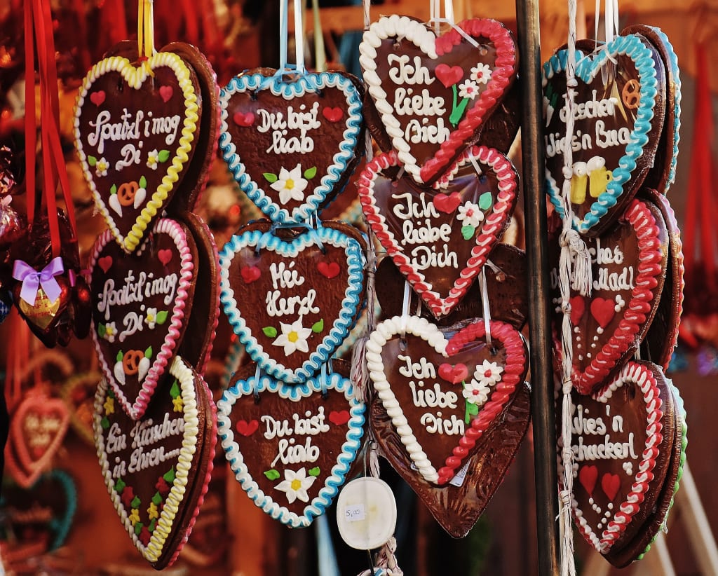 Cuori di pan di zenzero decorati con scritte in tedesco, tipici souvenir bavaresi.