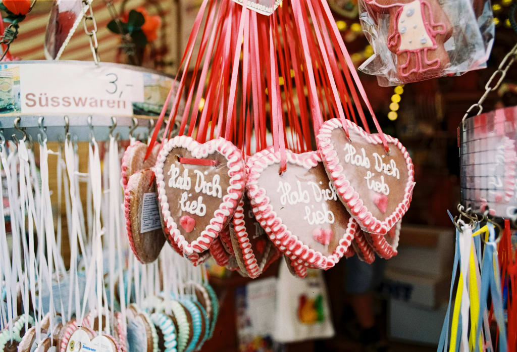Stand di dolci tipici e cuori di pan di zenzero, lungo la Ciclabile dell'Altmühl.
