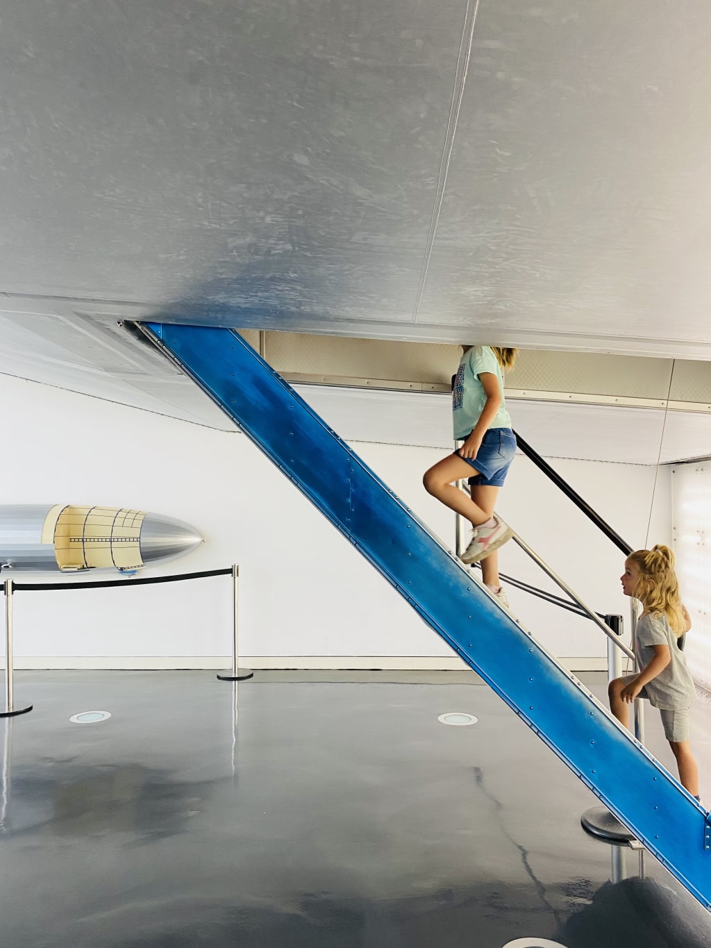 Bambino che sale una scala blu moderna, Lago di Costanza