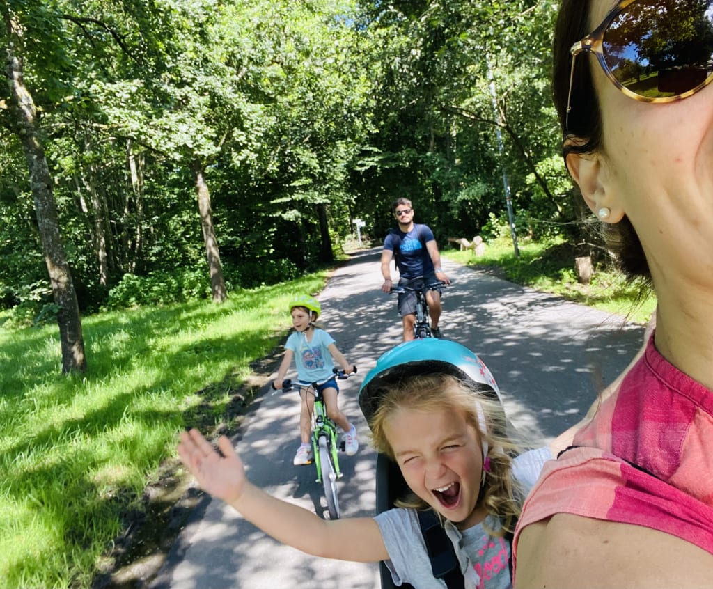 Famiglia durante un viaggio in bici Girolibero, Lago di Costanza, Germania.