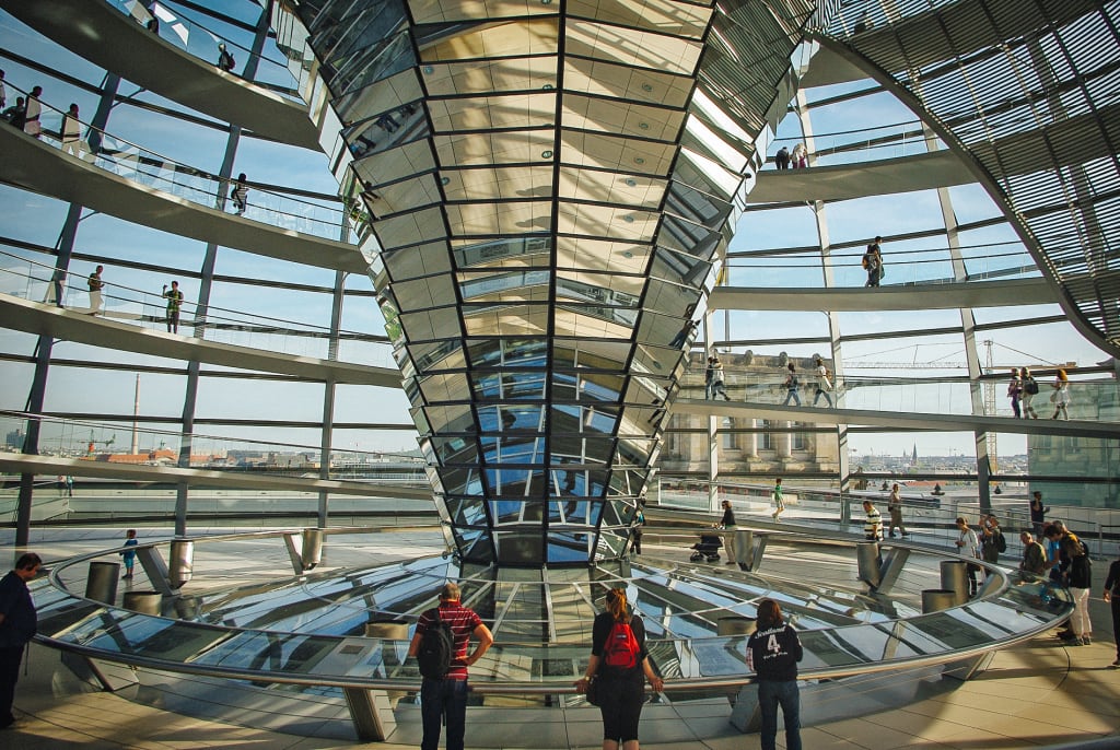 Visitatori all'interno della cupola del Reichstag a Berlino, Germania.