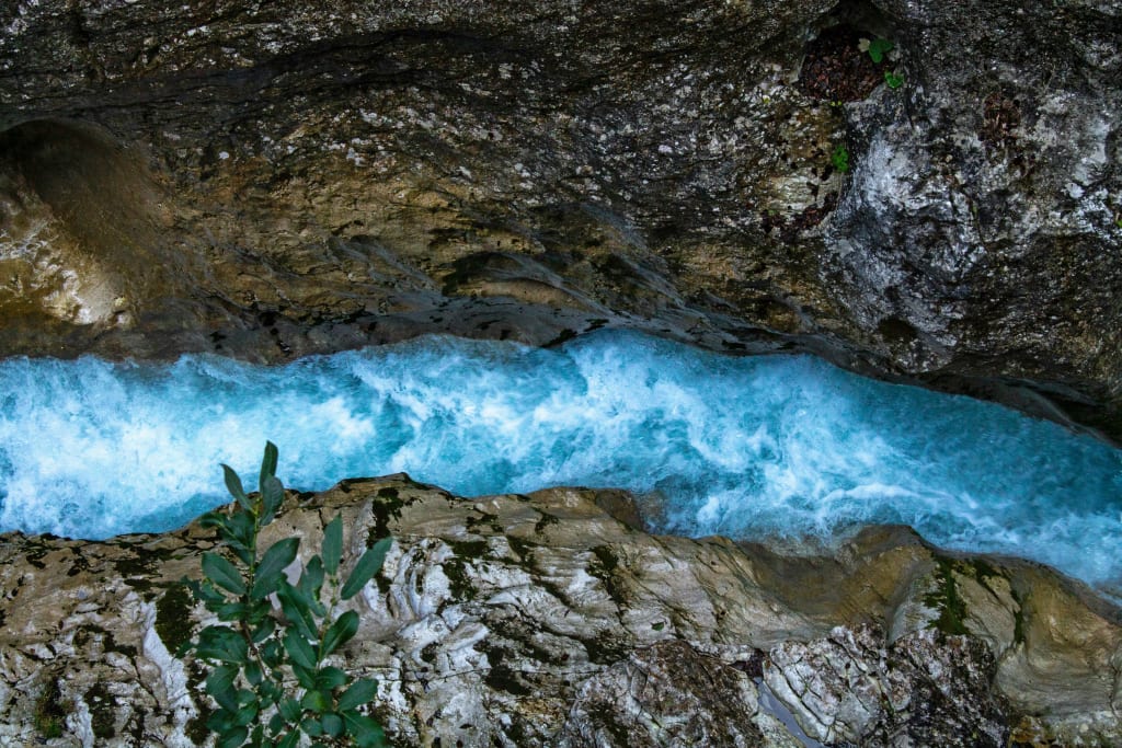 Canyon con acqua turchese, visibile lungo un percorso escursionistico bavarese.