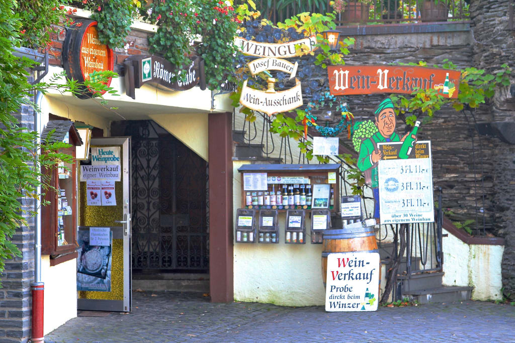 Ingresso di un negozio locale con prodotti tipici della Mosella e indicazioni turistiche.