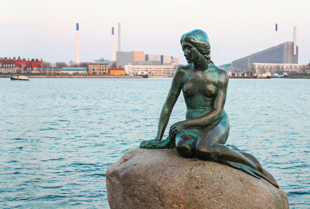 La statua della Sirenetta a Copenaghen, simbolo della città.