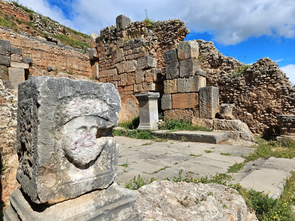 Sculture e colonne romane nella città antica di Djemila, patrimonio UNESCO, Algeria.
