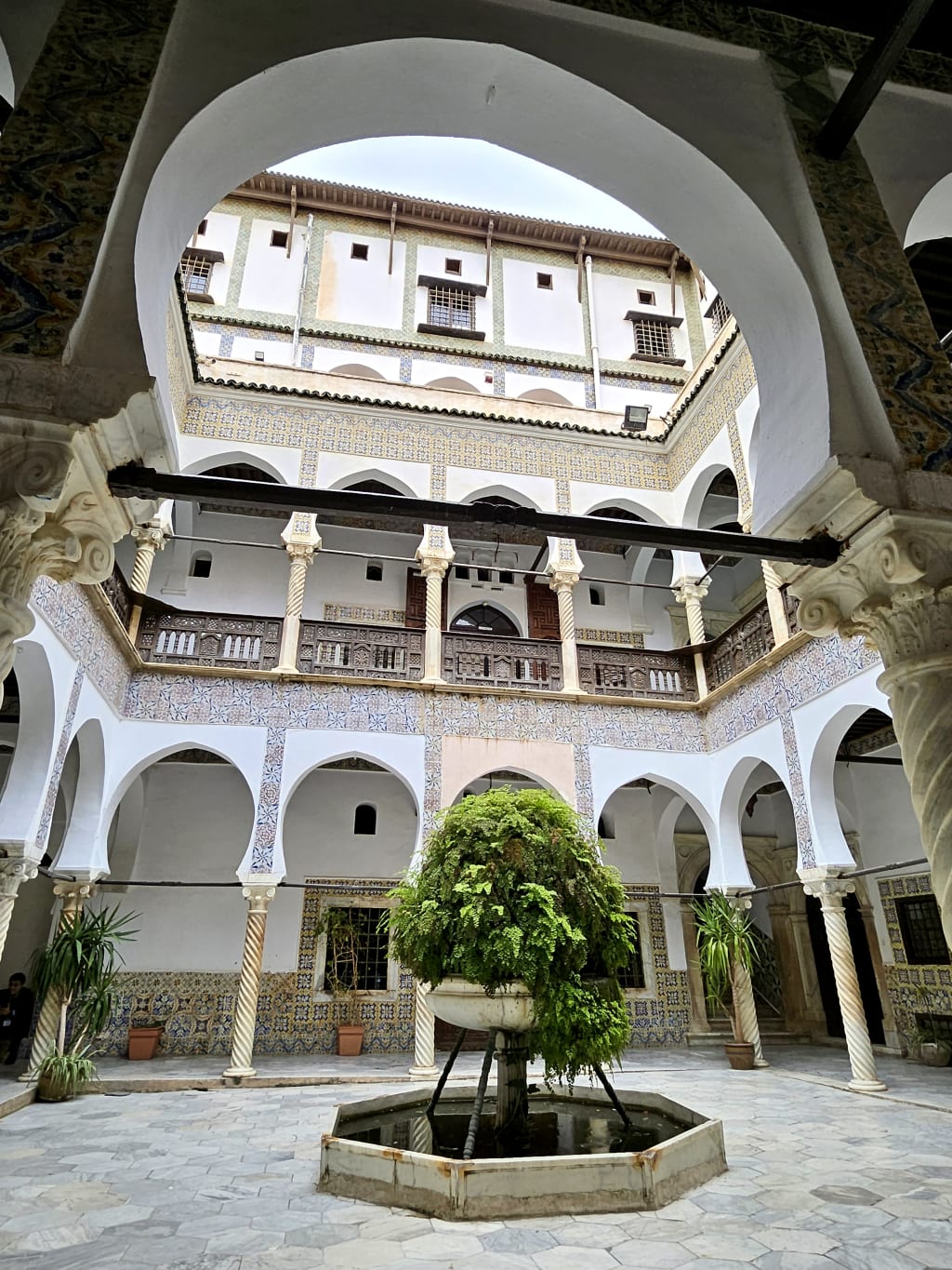Cortile con fontana e architettura tipica ottomana, Algeria.