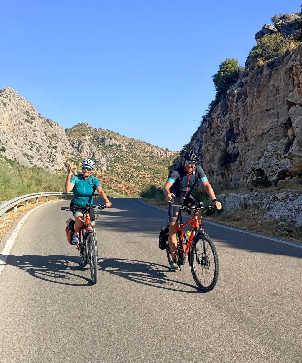 Cicloturisti su strada panoramica tra le montagne dell’Andalusia, tour in bicicletta nella provincia di Granada