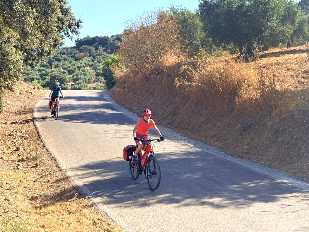 Cicloturisti su pista ciclabile immersa nella natura mediterranea in Andalusia, viaggio organizzato in bici nel sud della Spagna