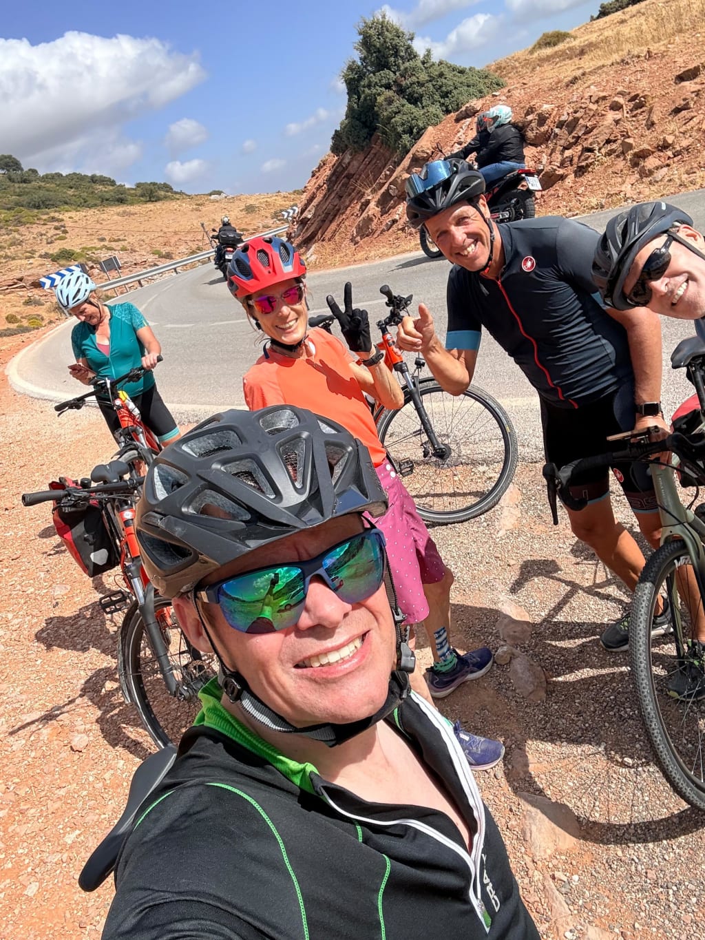 Gruppo di cicloturisti sorridenti durante tour in bici in Andalusia, esperienza attiva in Spagna