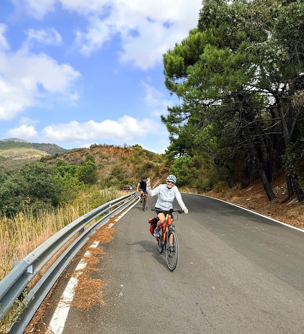 Ciclista su strada panoramica lungo la Costa del Sol dell’Andalusia, viaggio in bici Girolibero