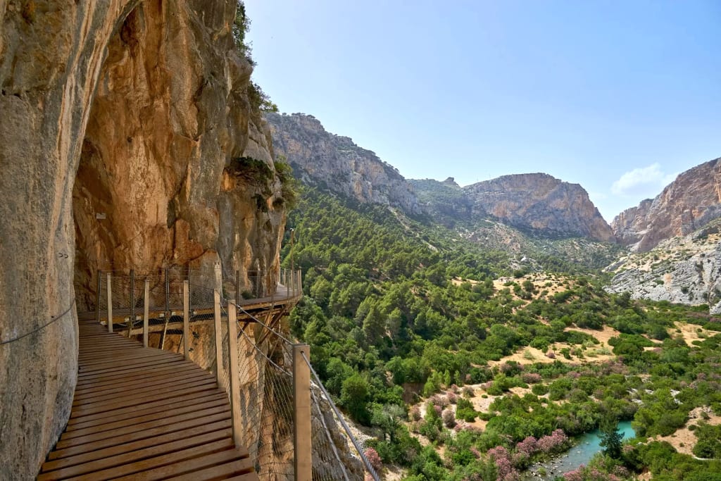 Caminito del Rey con passerelle interne e grandi cavità naturali, Andalusia