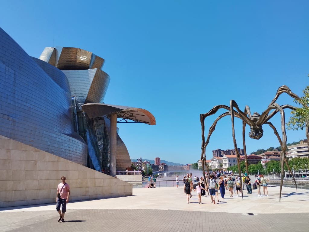 Vista sul famoso Museo moderno di Bilbao