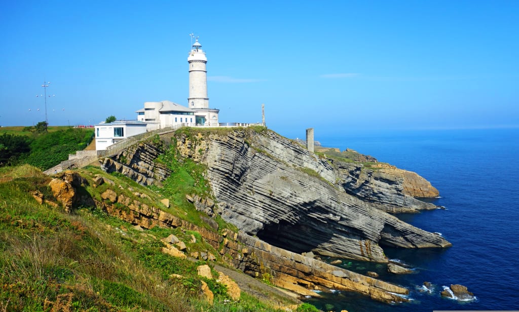 Faro bianco lungo la costa del nord della Spagna