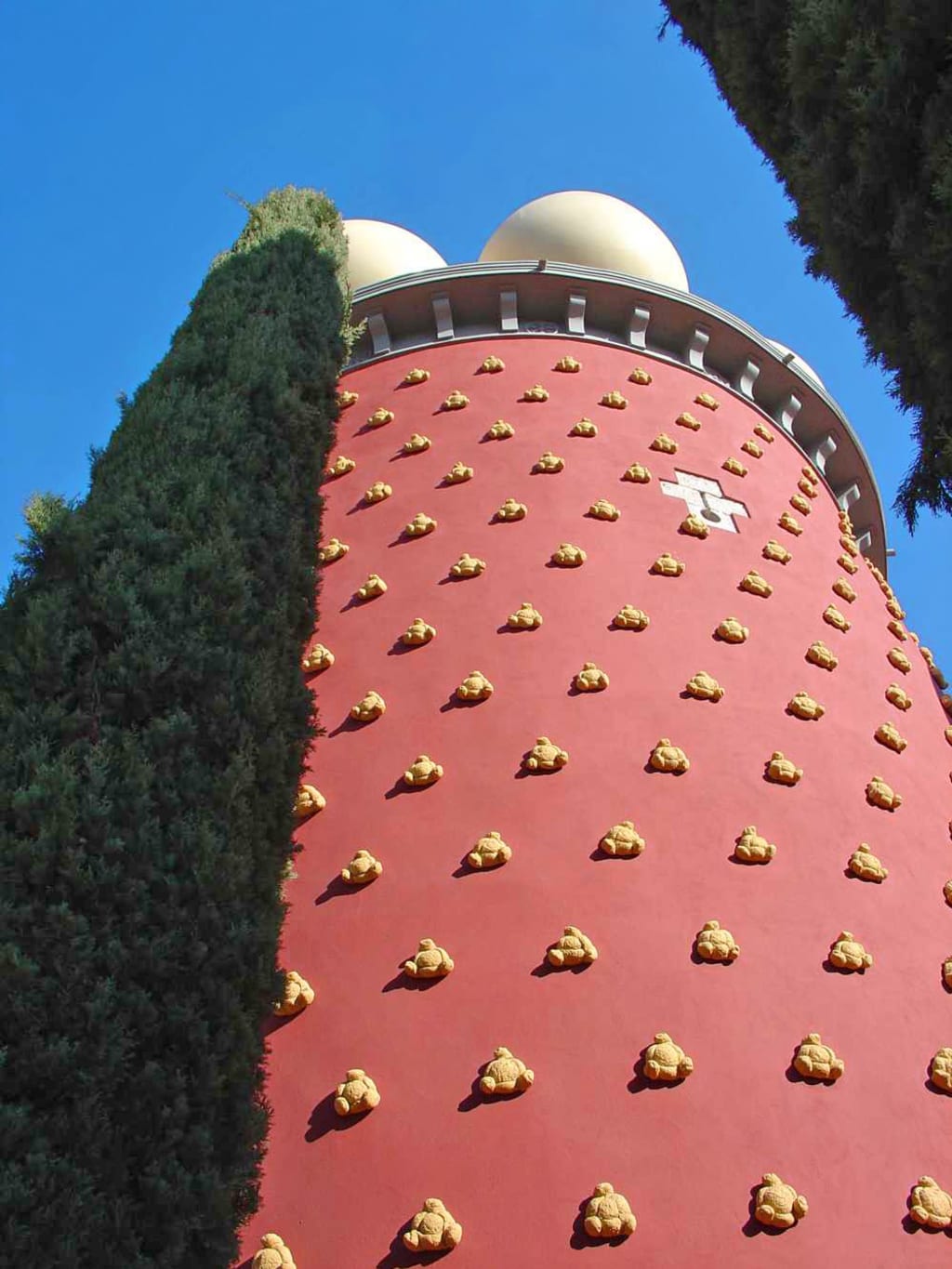 Dettaglio della torre modernista di Gaudí, Catalogna, Spagna, con mosaici colorati.
