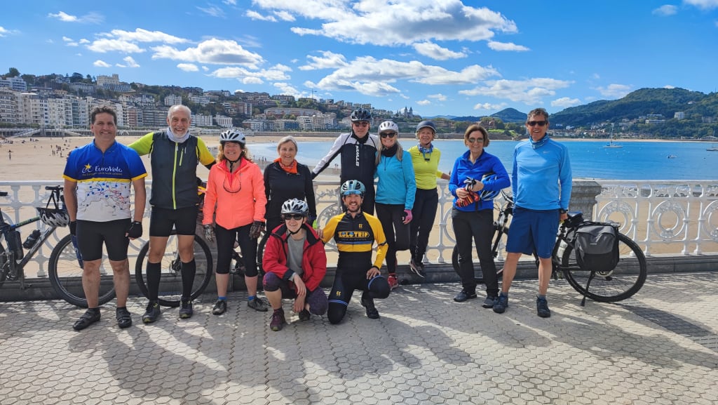 Gruppo di ciclisti in viaggio con "Girolibero" davanti al mare dei Paesi Baschi, città della costa basca