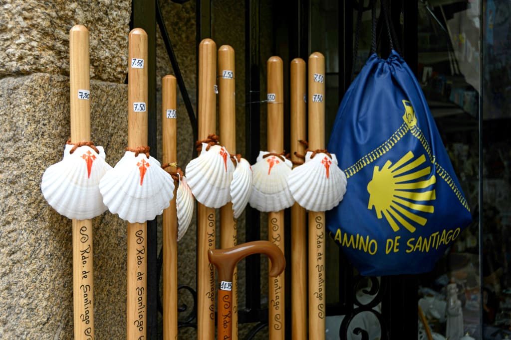 Conchiglie e bastoni da pellegrino esposti in negozio a Santiago di Compostela