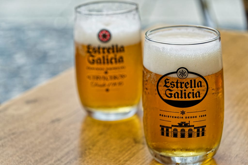 Bicchieri di birra Estrella Galicia, bevanda tipica in Galizia