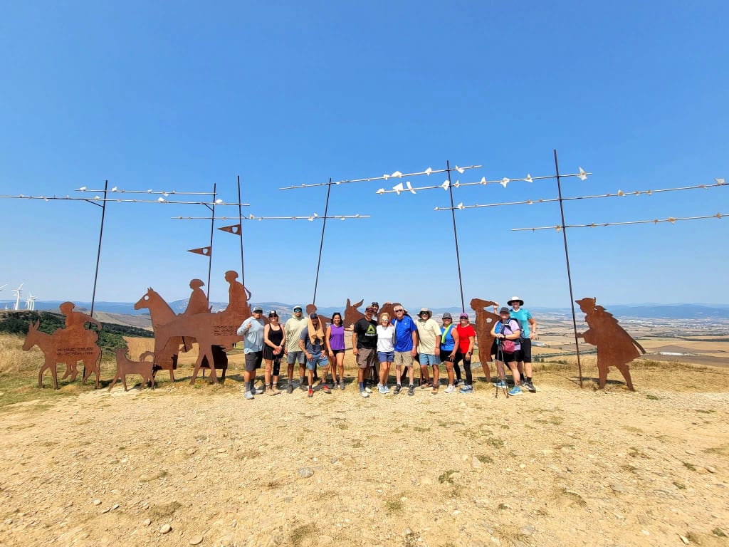 Escursionisti sotto l’Arco del Pedrón a Puente la Reina vicino a Pamplona, storico punto del Cammino di Santiago in Navarra