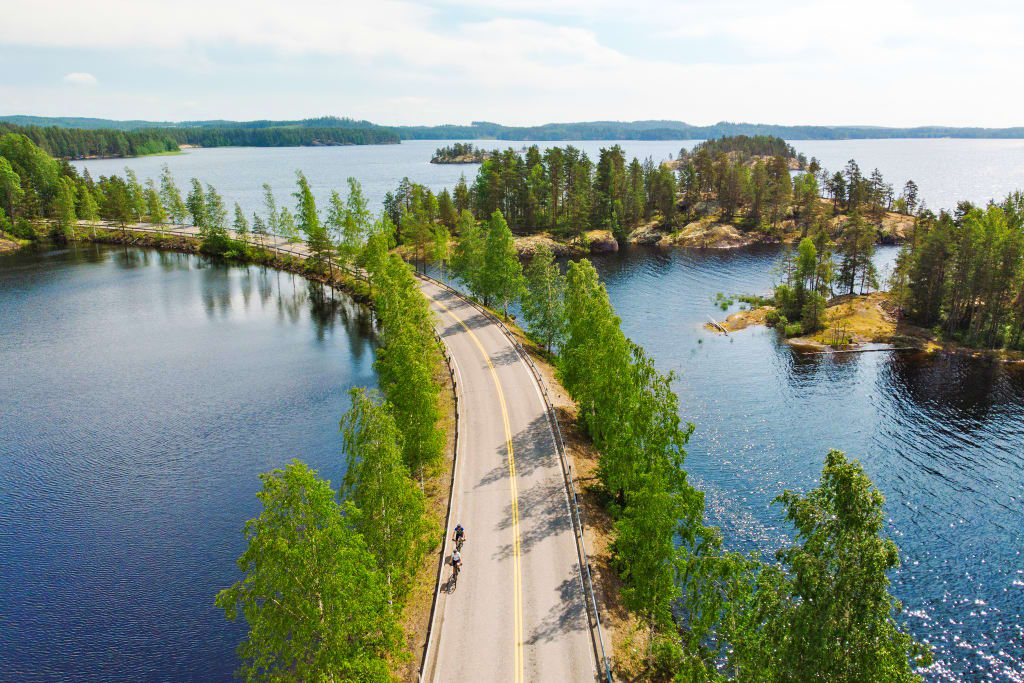 Vista aerea di una ciclabile in mezzo alla natura e nell'arcipelago di Turku, Finlandia