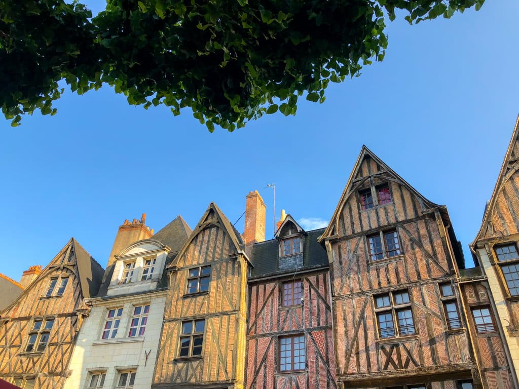 Edifici storici in pietra con tetto spiovente, Castelli della Loira.