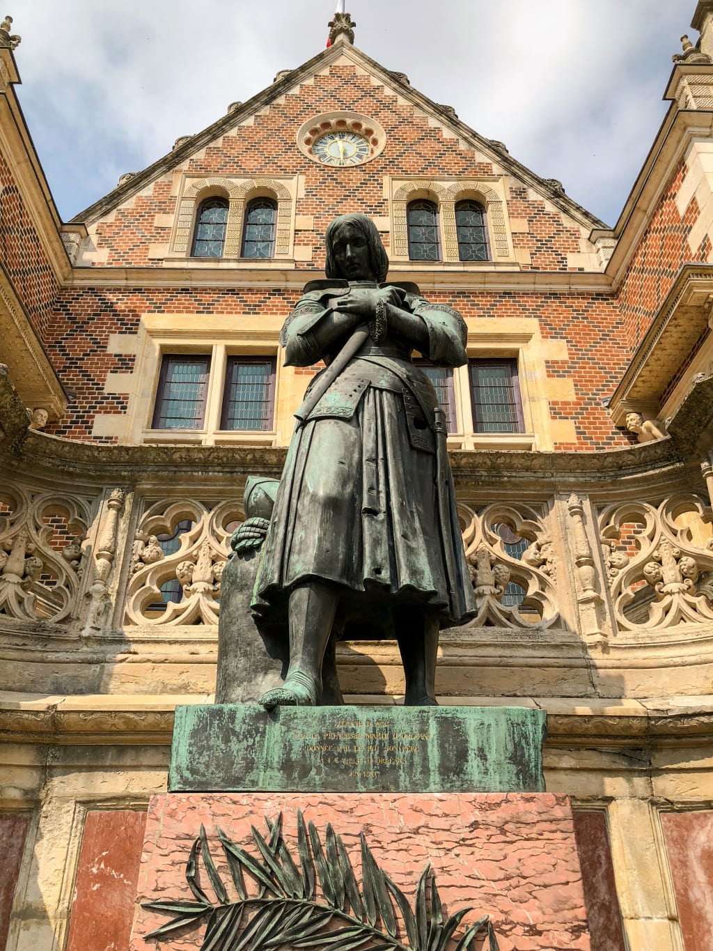Statua davanti a un edificio storico, Francia, valle della Loira