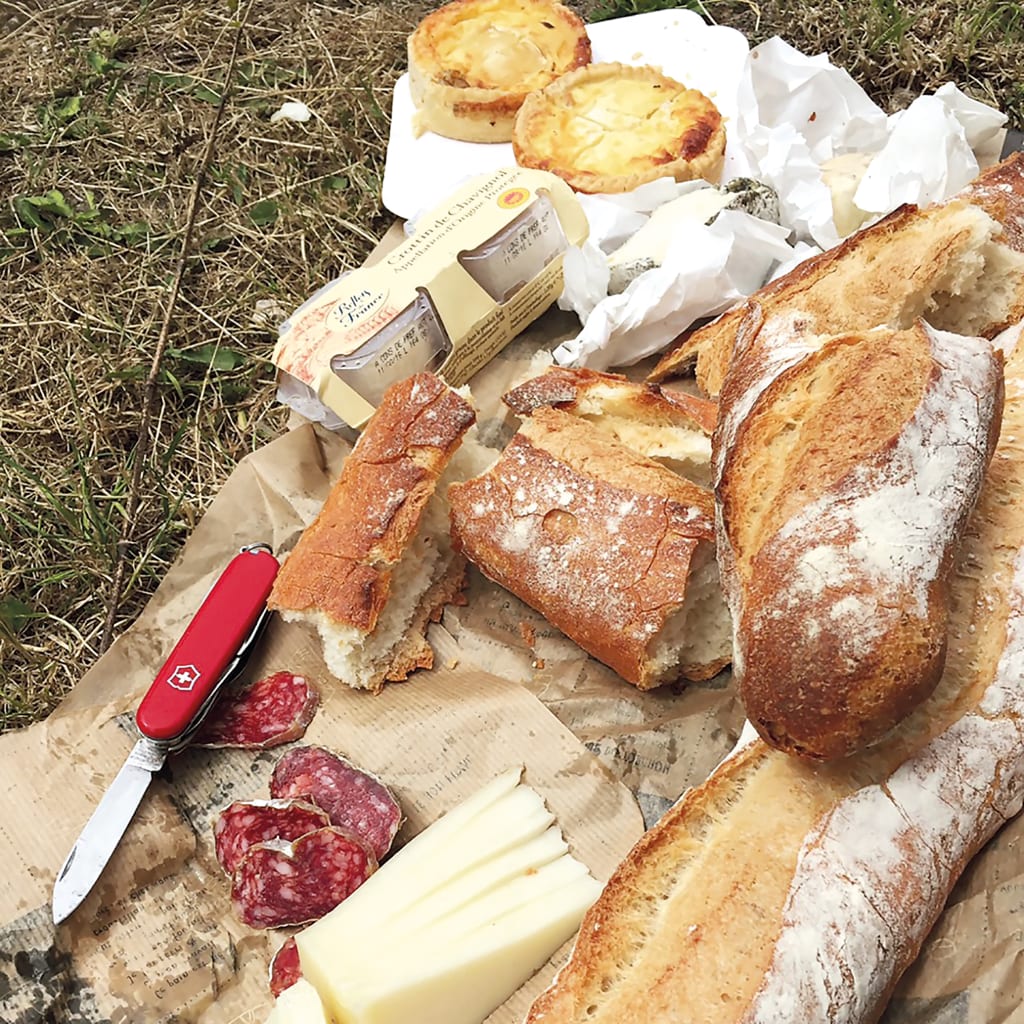 Picnic con pane, formaggi e salumi locali, viaggiare in bici, tour Castelli della Loira