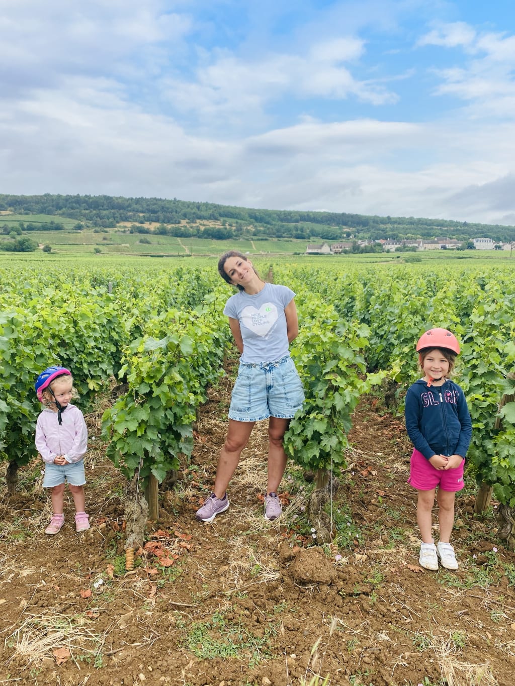 Famiglia che esplora un vigneto nella regione della Borgogna, Francia.