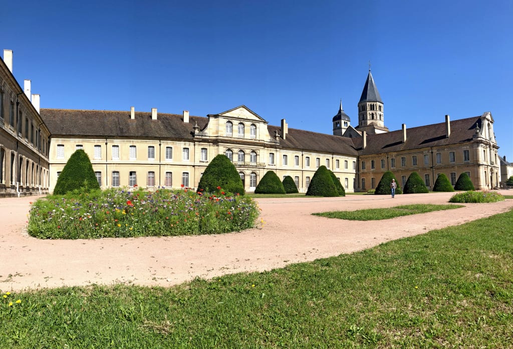 Abbazia di Cluny con giardini curati e cielo blu, Borgogna, Francia