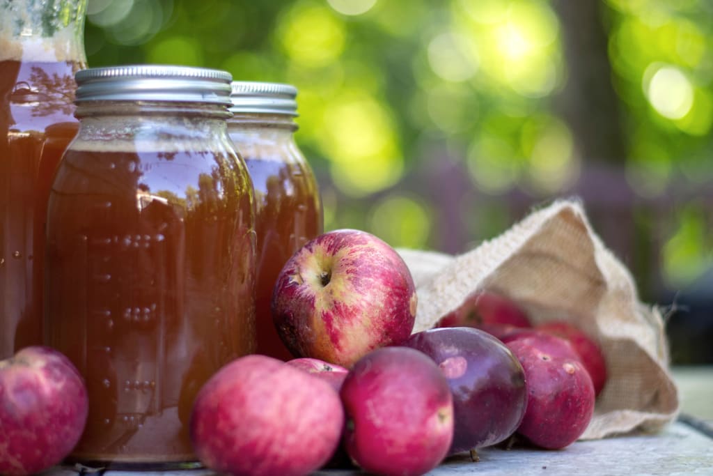 Marmeladengläser und frisches Obst auf einem Bauernmarkt in Burgund.