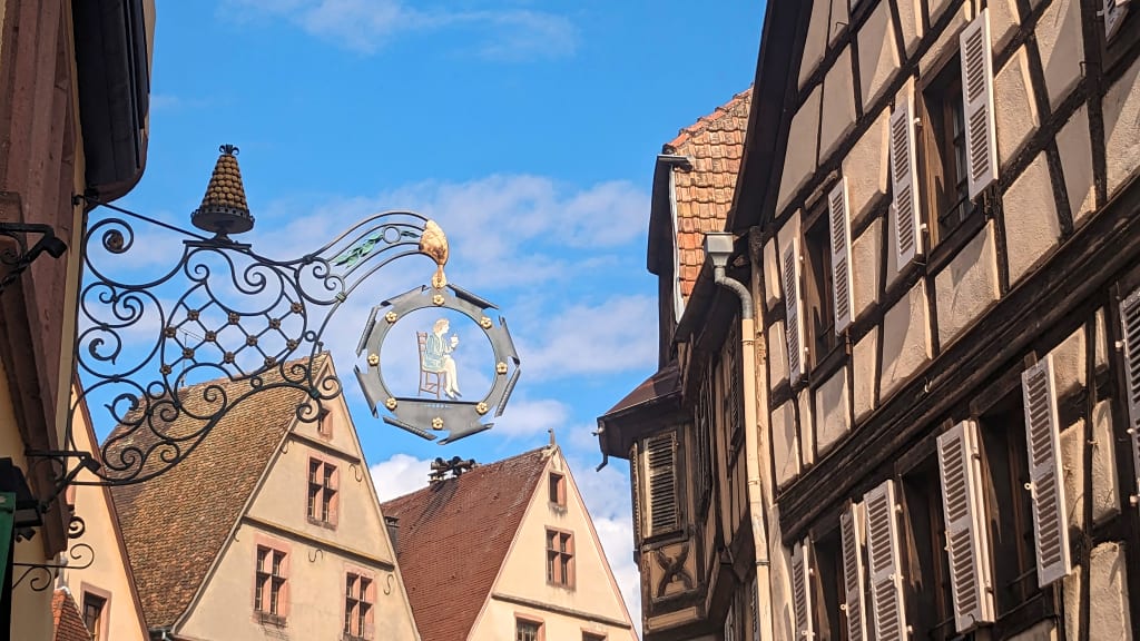 Centro storico di Eguisheim con case a graticcio e decorazioni floreali, uno dei borghi più belli dell’Alsazia