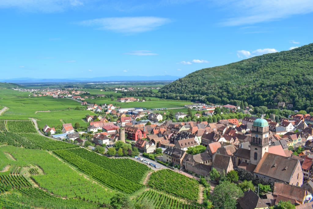 Vista panoramica su un villaggio circondato dai vigneti della Strada dei Vini d’Alsazia