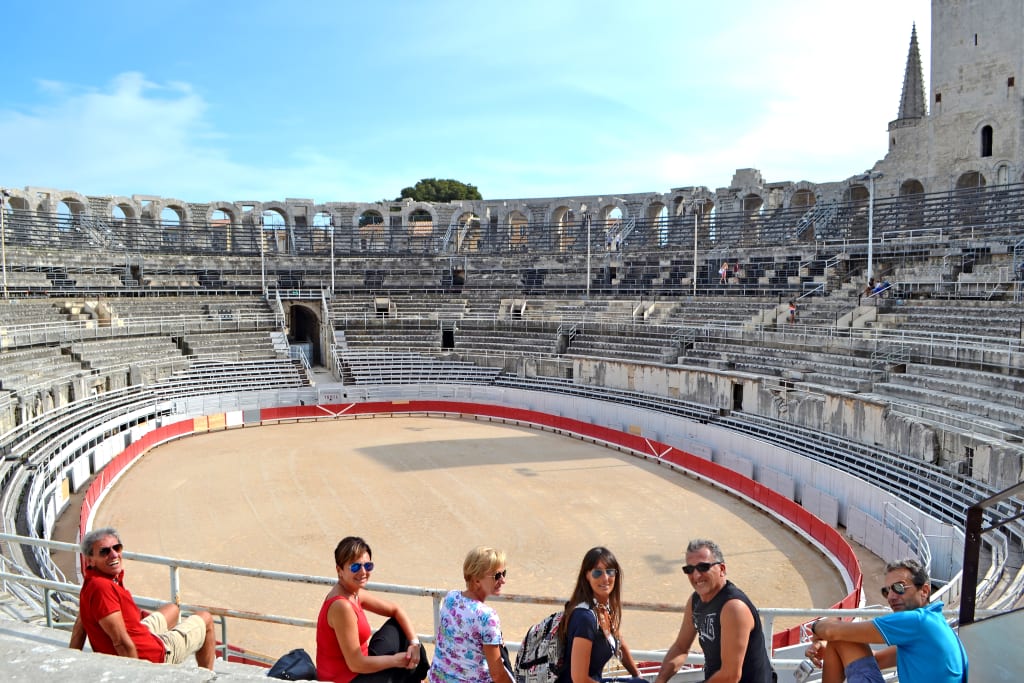 Interno dell'Arena di Arles con visitatori, antico anfiteatro romano in Occitania, Francia.