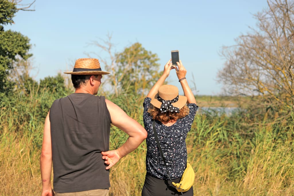 Coppia di viaggiatori scatta una foto ammirando il paesaggio rurale francese