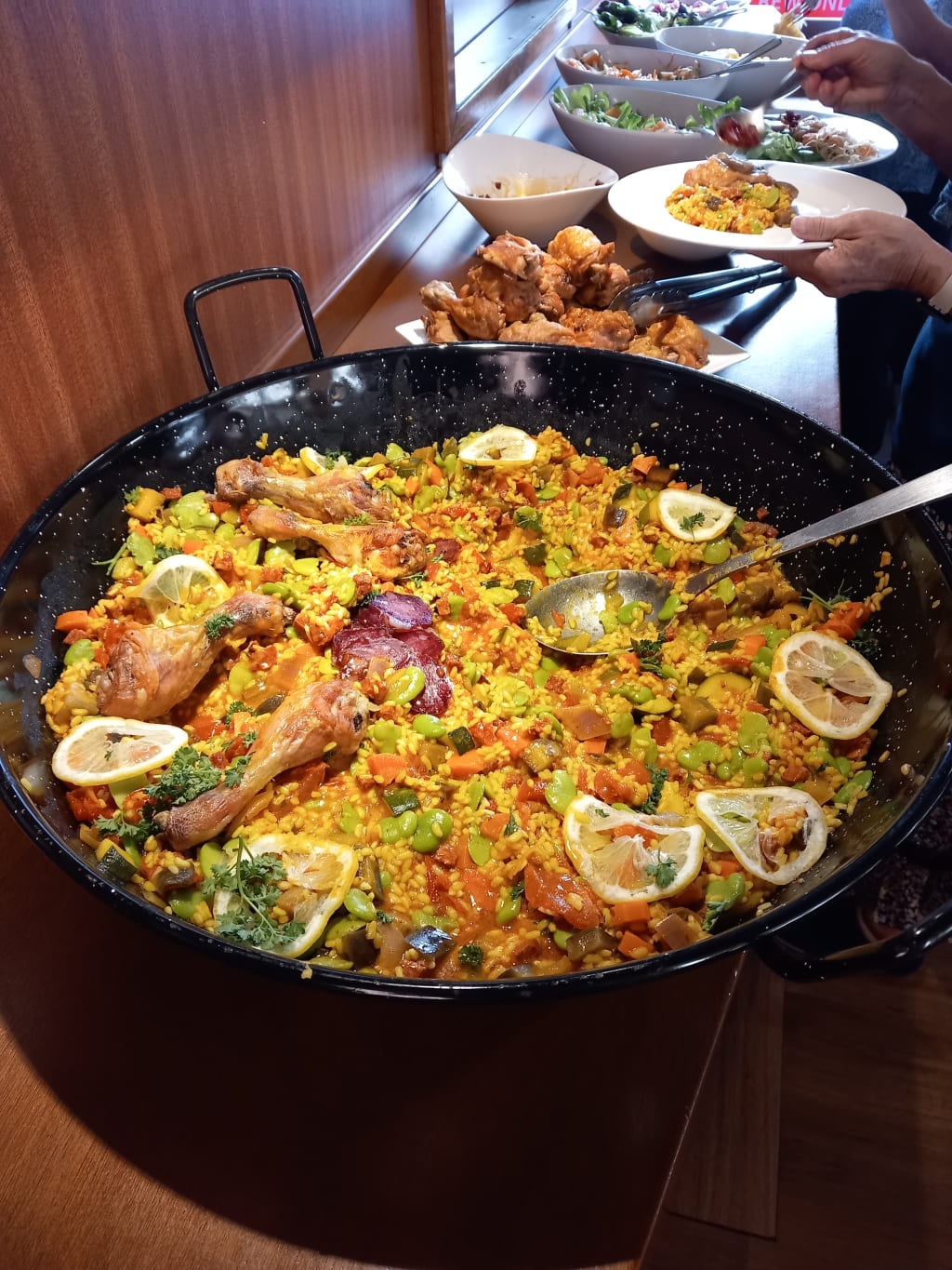 Paella tradizionale servita in una grande padella in un ristorante in Francia.
