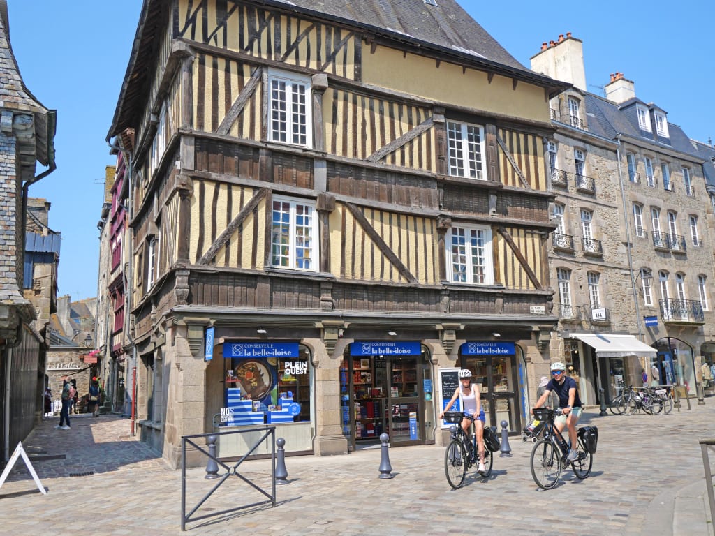 Case a graticcio in legno nel centro storico di Vannes, Bretagna, Francia, con architettura medievale.