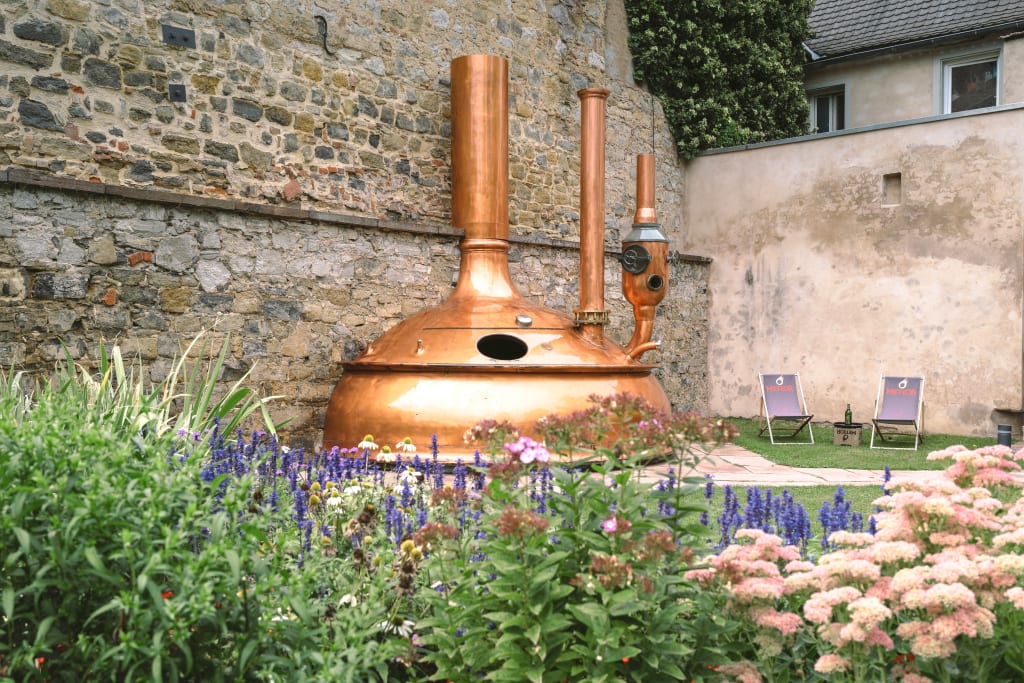 Alambicco tradizionale per distillati alsaziani in una distilleria della Strada dei Vini d’Alsazia, Francia