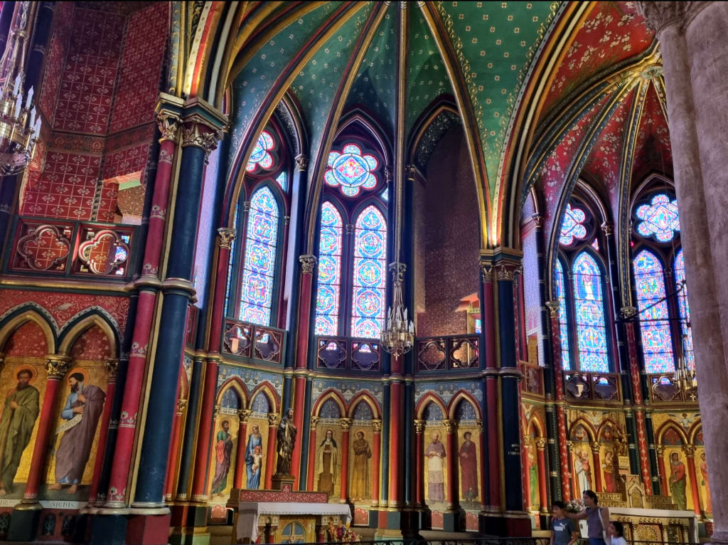 Interno della Cattedrale di Santa Maria a Bayonne, capolavoro gotico e tappa culturale di un viaggio slow in Francia