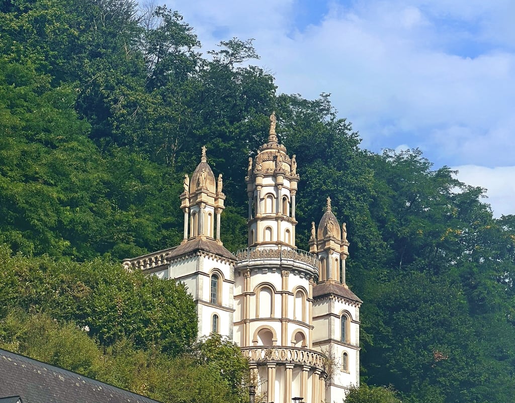 Chiesa immersa nel verde della campagna francese, patrimonio religioso visitato durante un viaggio in bicicletta