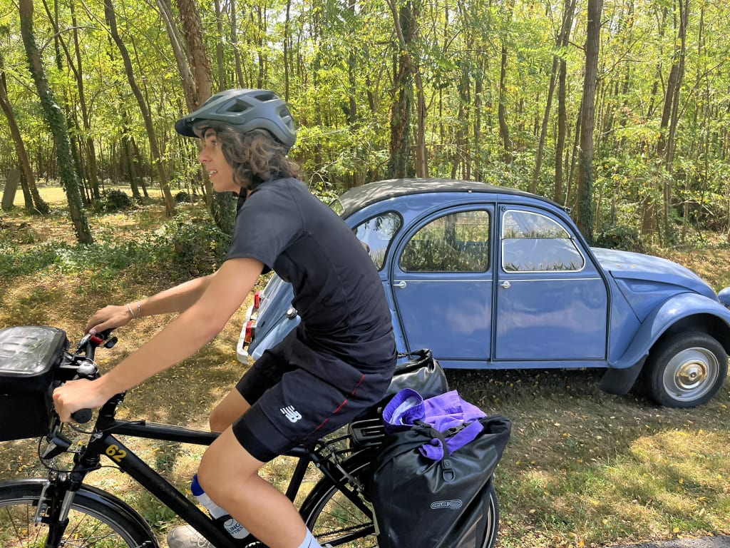 Cicloturista in sosta lungo pista ciclabile nella natura del sud della Francia, vacanza attiva Girolibero