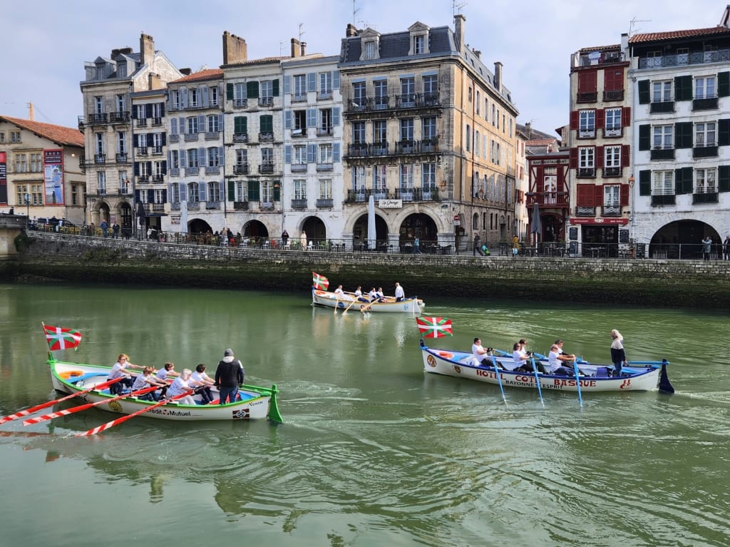 Barche sul fiume nel centro storico di Bayonne, Paesi Baschi francesi, tappa urbana di un viaggio in bici